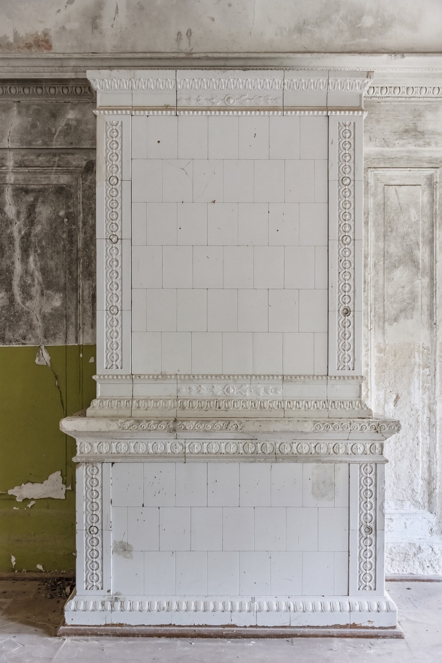 Balta ornamentuota koklių krosnis