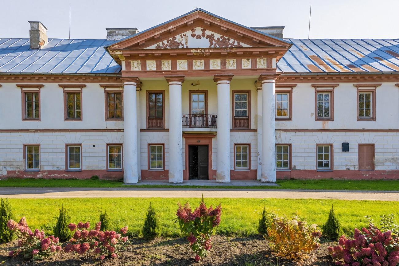 Rūmų pagrindinis fasadas su keturių kolonų portiku