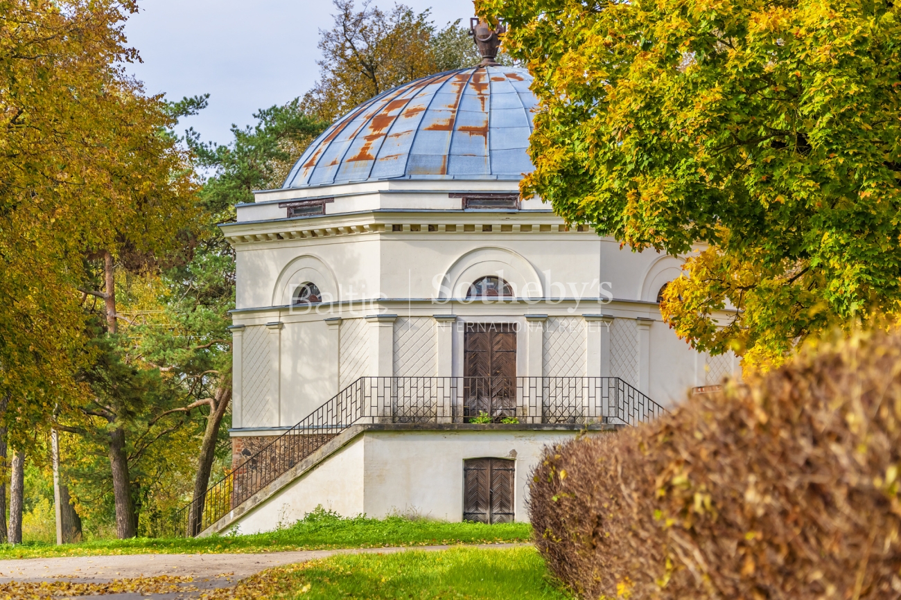 Aštuonkampis svirnas kupoliniu stogu rudenį